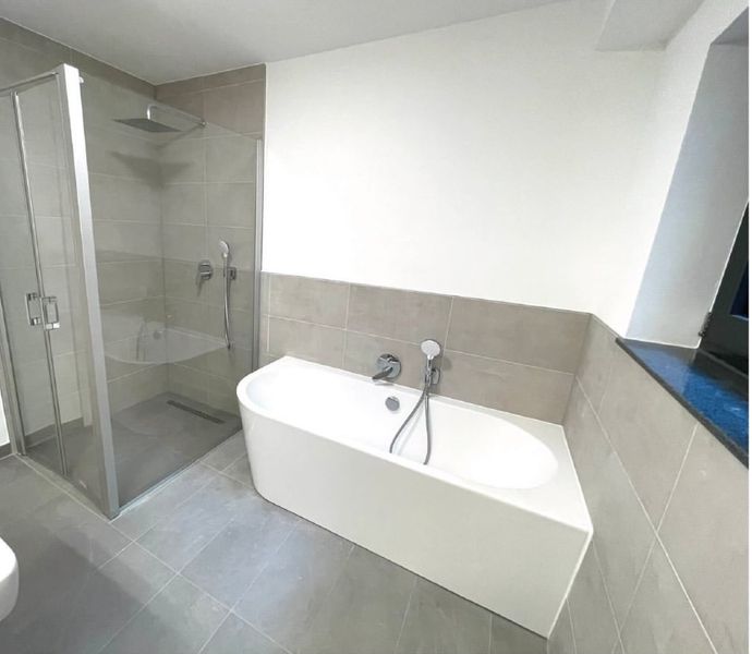 Stilvolle, geräumige und neuwertige 2-Zimmer-Wohnung mit Balkon in Eschborn
